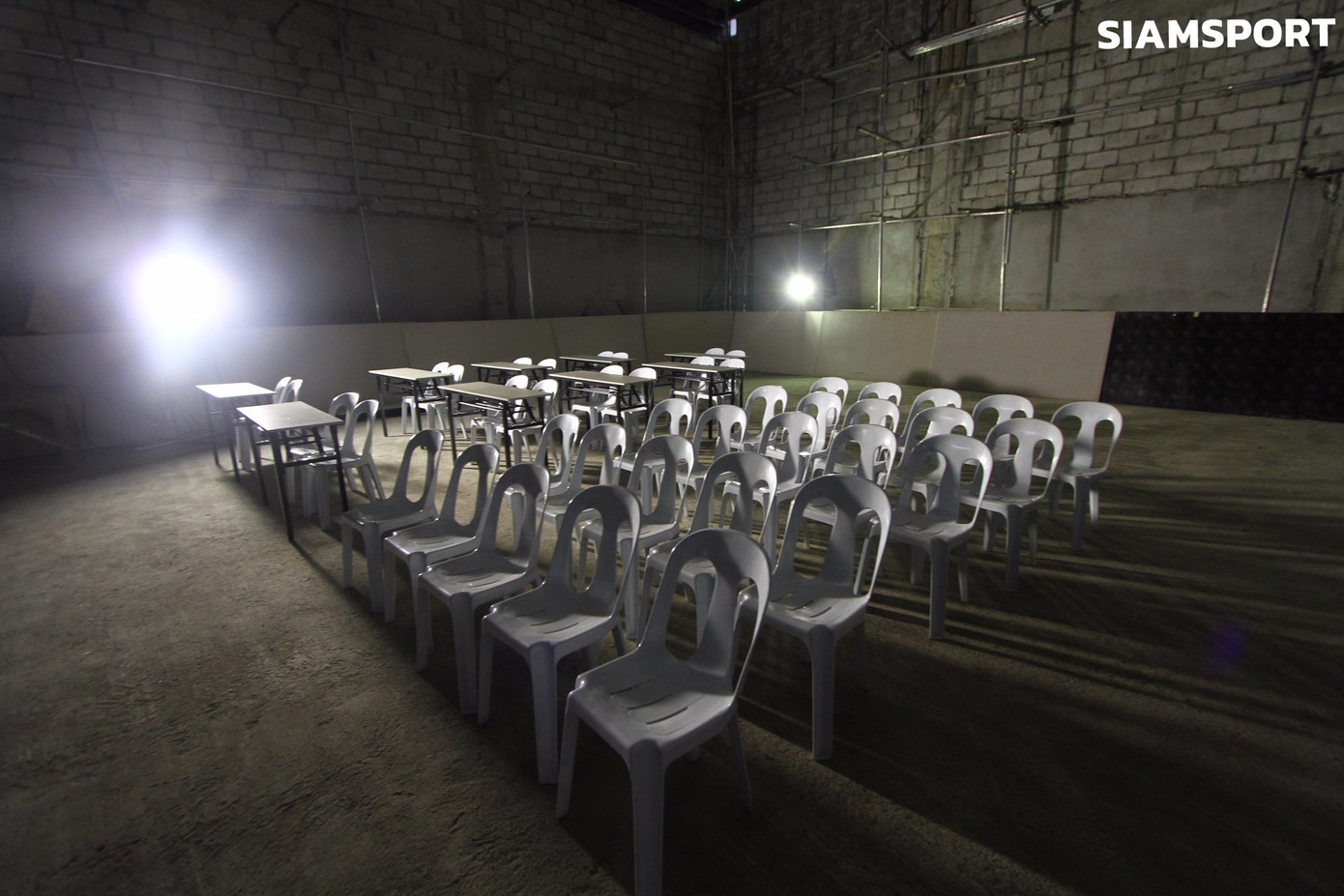 Sốc với phòng họp báo như... nhà kho ở SEA Games 30 ảnh 1