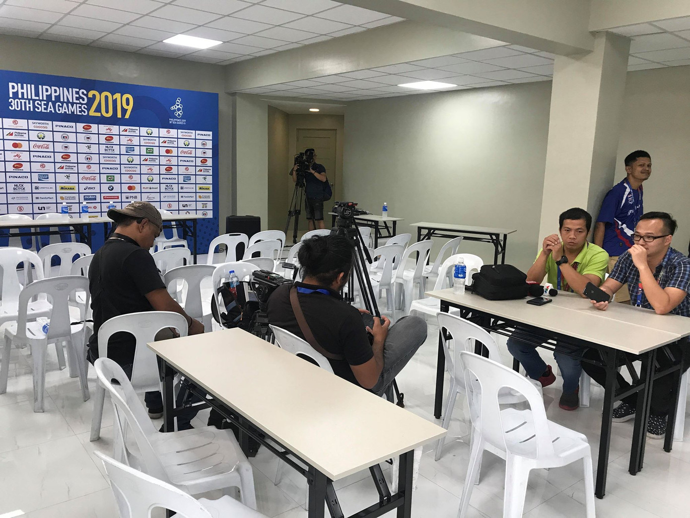 Sốc với phòng họp báo như... nhà kho ở SEA Games 30 ảnh 6