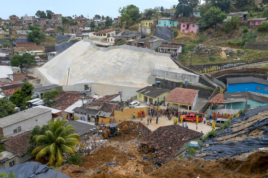 Giây phút núi đất đổ sụp khiến 100 người tử vong ở mỏ ngọc bích Myanmar ảnh 8