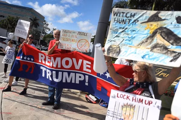 Dân Mỹ rủ nhau xuống đường ủng hộ luận tội Tổng thống Trump ảnh 2