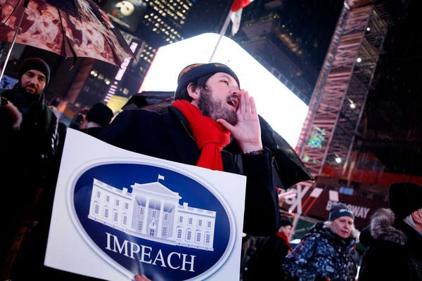 Dân Mỹ rủ nhau xuống đường ủng hộ luận tội Tổng thống Trump ảnh 9