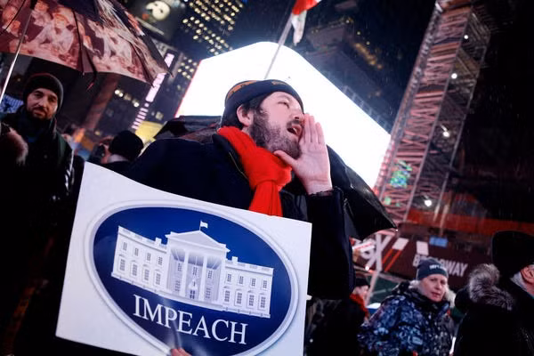 Dân Mỹ rủ nhau xuống đường ủng hộ luận tội Tổng thống Trump ảnh 9