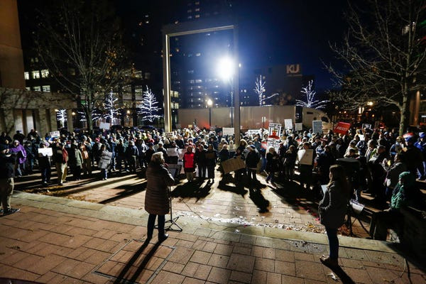 Dân Mỹ rủ nhau xuống đường ủng hộ luận tội Tổng thống Trump ảnh 11