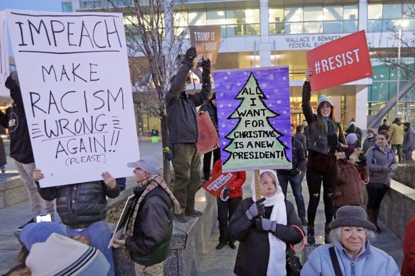 Dân Mỹ rủ nhau xuống đường ủng hộ luận tội Tổng thống Trump ảnh 5