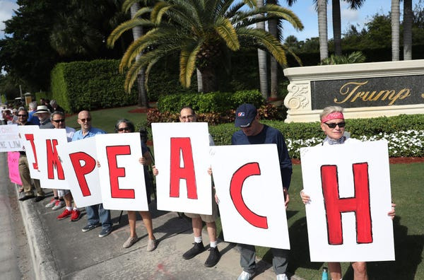 Dân Mỹ rủ nhau xuống đường ủng hộ luận tội Tổng thống Trump ảnh 1