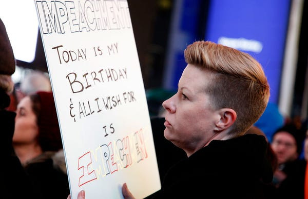 Dân Mỹ rủ nhau xuống đường ủng hộ luận tội Tổng thống Trump ảnh 8