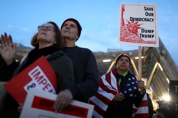 Dân Mỹ rủ nhau xuống đường ủng hộ luận tội Tổng thống Trump ảnh 3