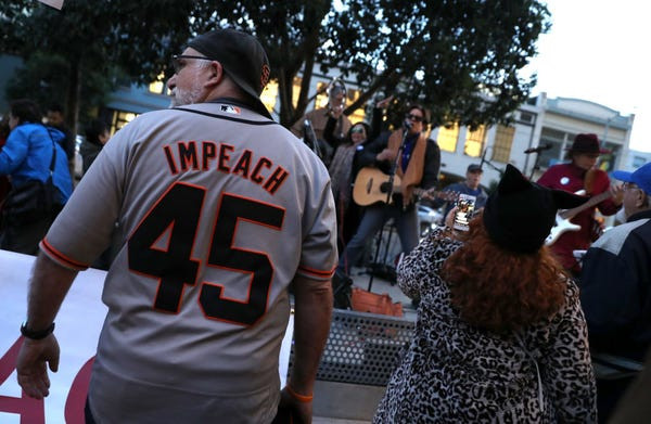 Dân Mỹ rủ nhau xuống đường ủng hộ luận tội Tổng thống Trump ảnh 4