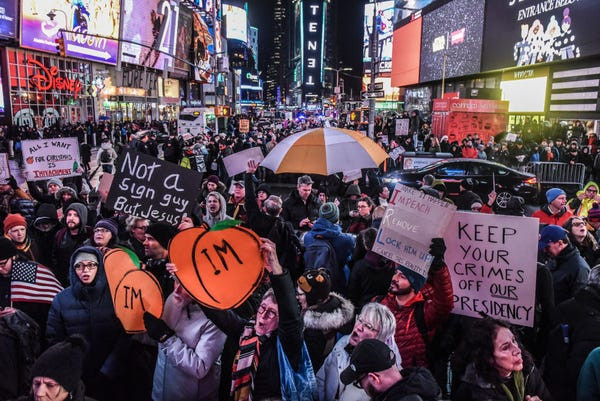 Dân Mỹ rủ nhau xuống đường ủng hộ luận tội Tổng thống Trump ảnh 6