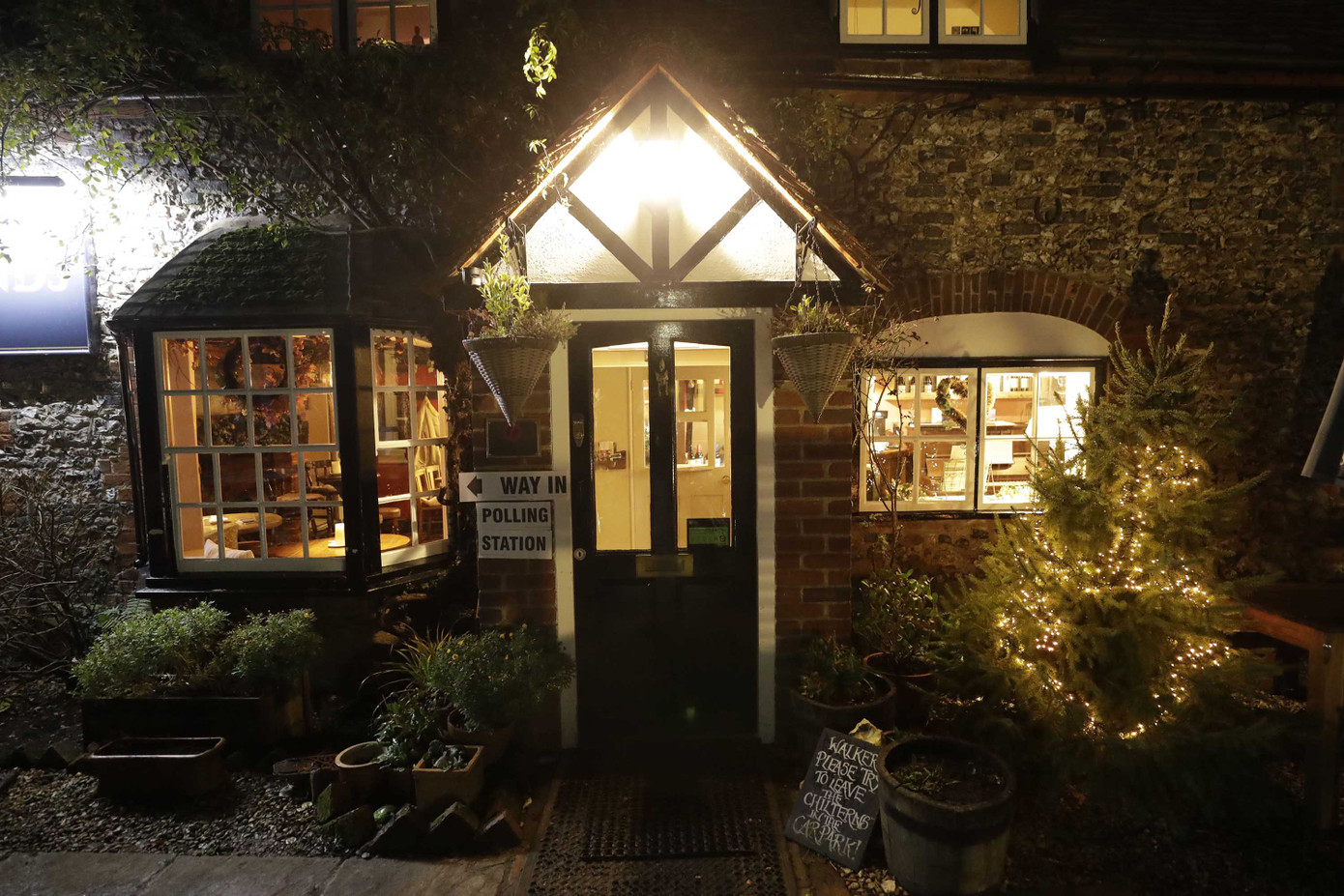 Tổng tuyển cử Anh: Thủ tướng Boris Johnson dắt chó đi bỏ phiếu ảnh 1