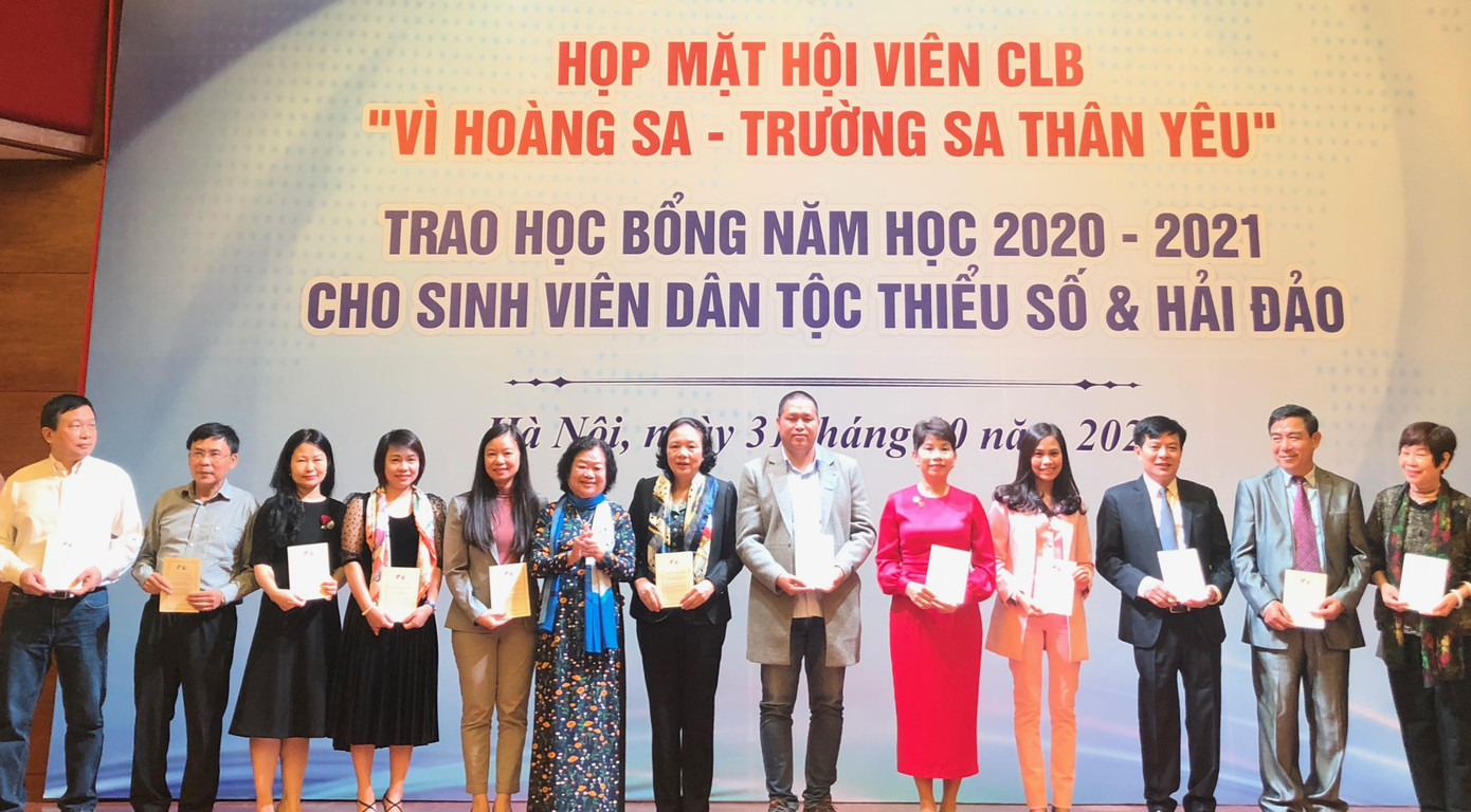 Con trai Đại tá Hoàng Mai Vui hy sinh tại Rào Trăng 3 nhận học bổng Vừ A Dính ảnh 2