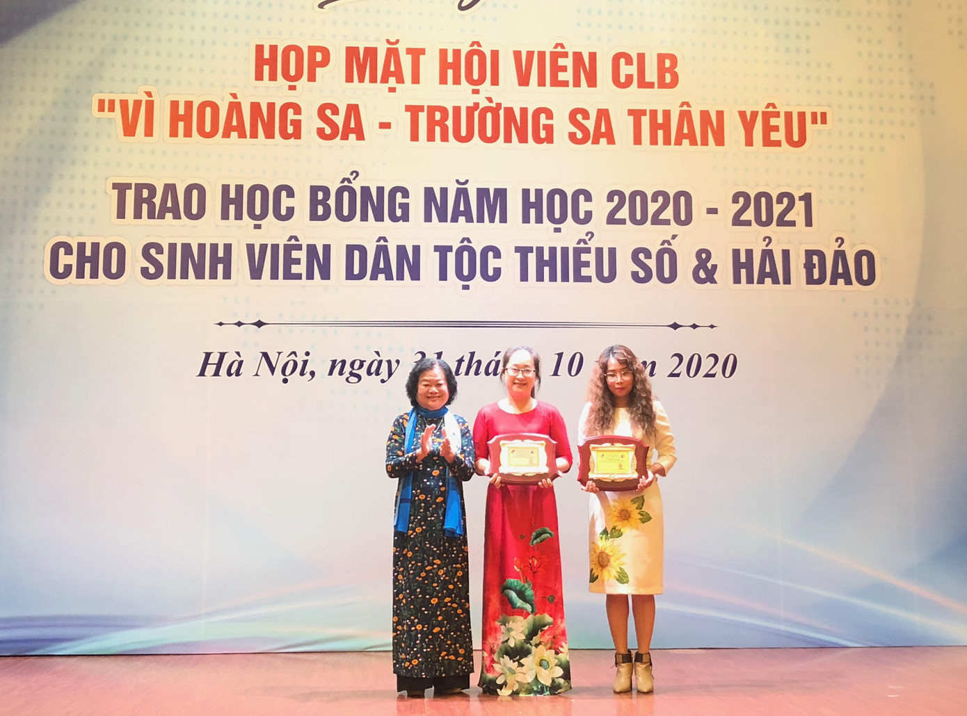 Con trai Đại tá Hoàng Mai Vui hy sinh tại Rào Trăng 3 nhận học bổng Vừ A Dính ảnh 1