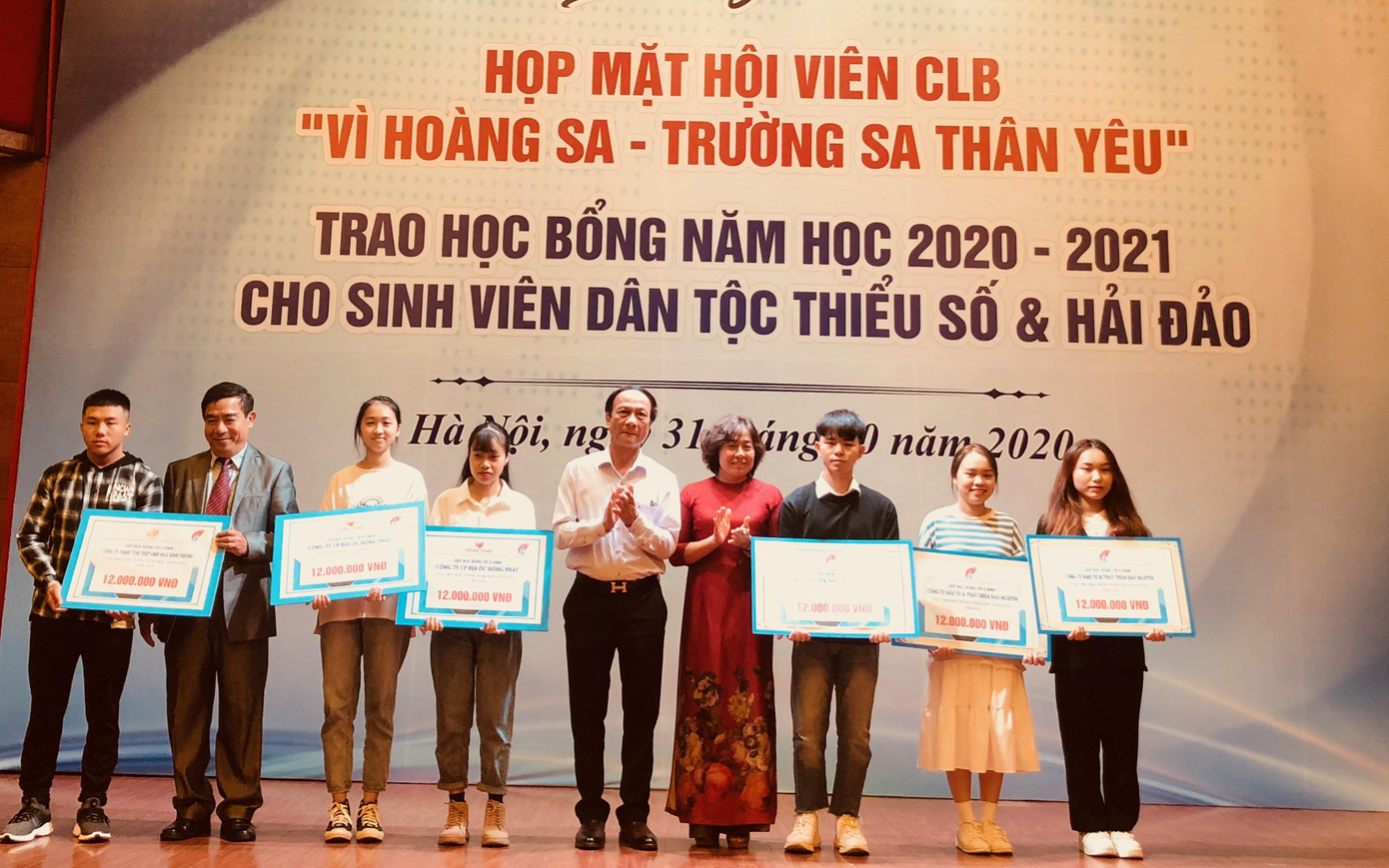 Con trai Đại tá Hoàng Mai Vui hy sinh tại Rào Trăng 3 nhận học bổng Vừ A Dính ảnh 4