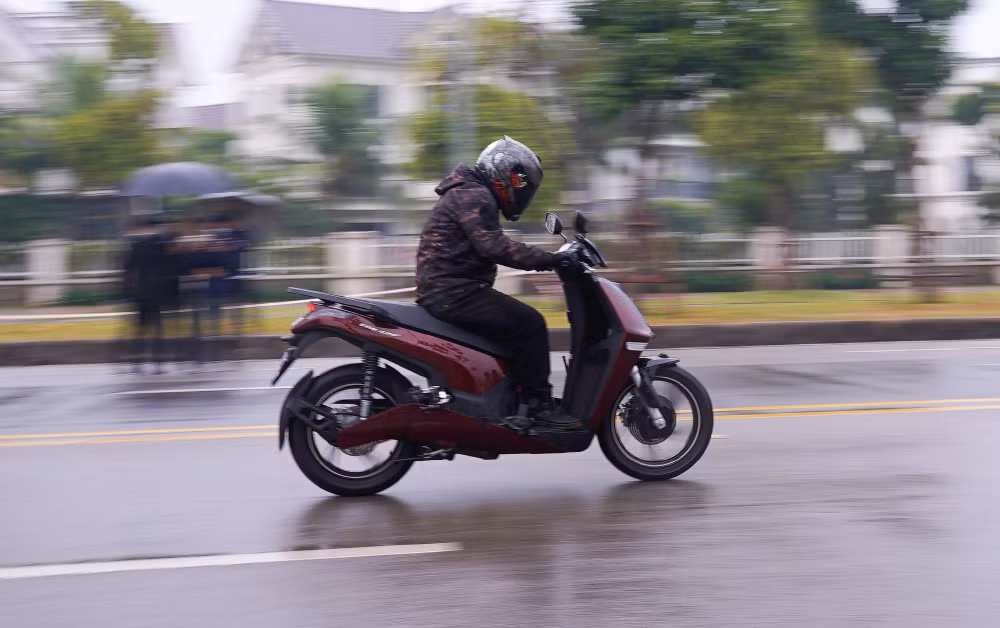Cặp xe máy điện VinFast thách thức scooter ăn khách ở VN ảnh 2