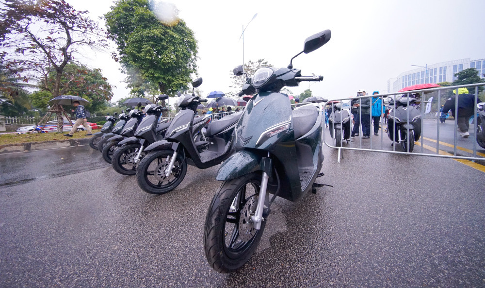 Cặp xe máy điện VinFast thách thức scooter ăn khách ở VN ảnh 1