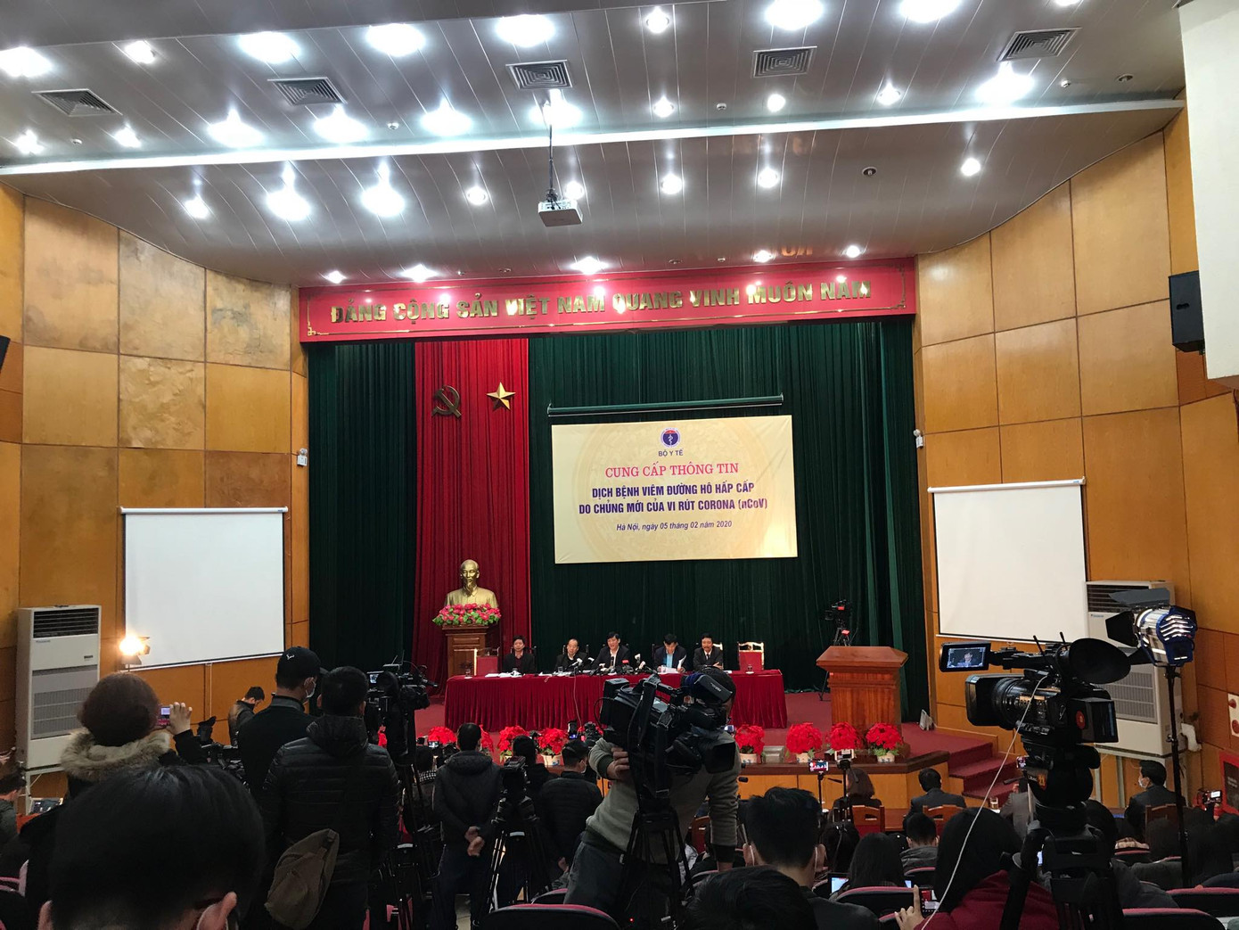 Bộ Y tế: Người nhiễm virus corona mới được điều trị miễn phí ảnh 1