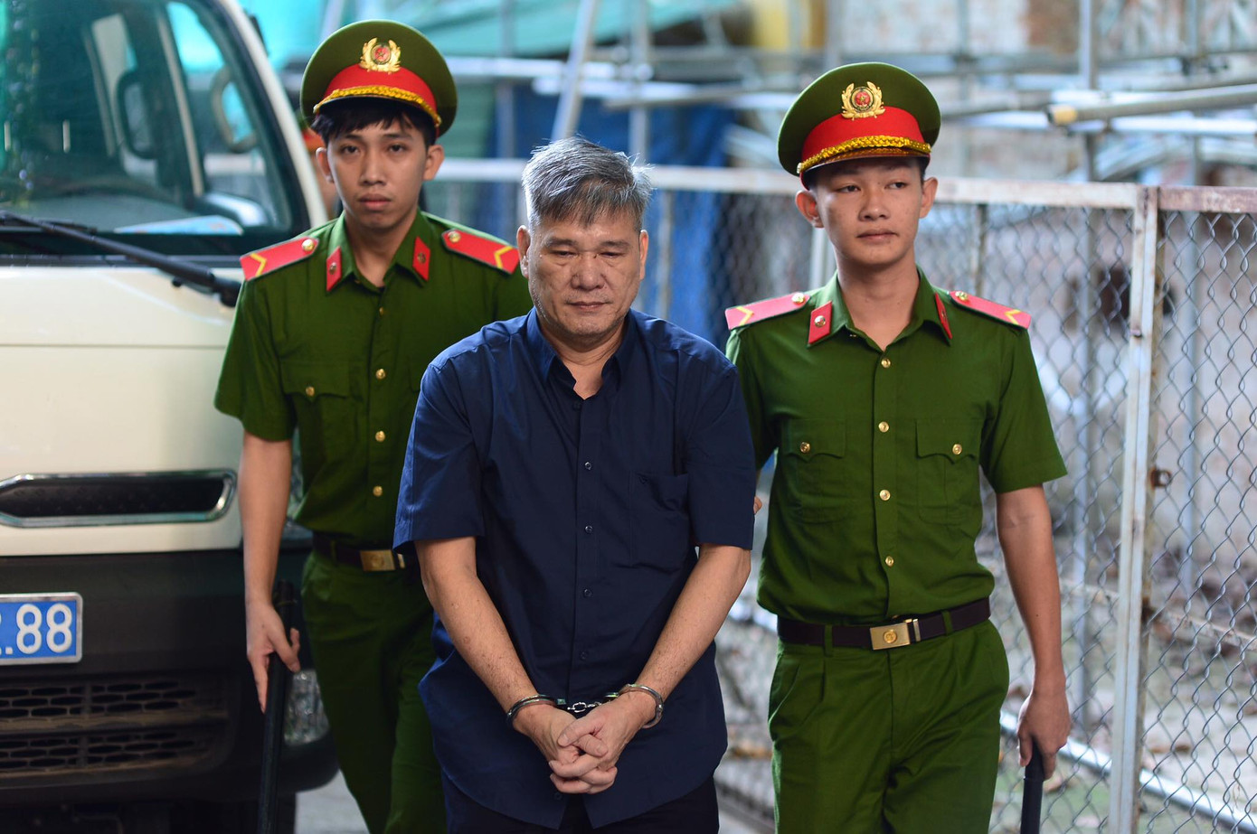 'Đại gia' Trầm Bê khóc nghẹn tại toà ảnh 1