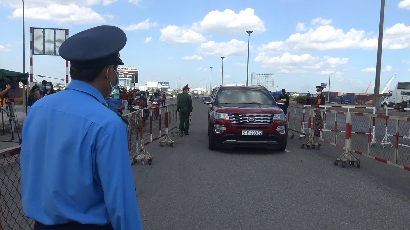 TPHCM phát hiện 15 người thân nhiệt cao tại chốt kiểm soát các cửa ngõ ảnh 1