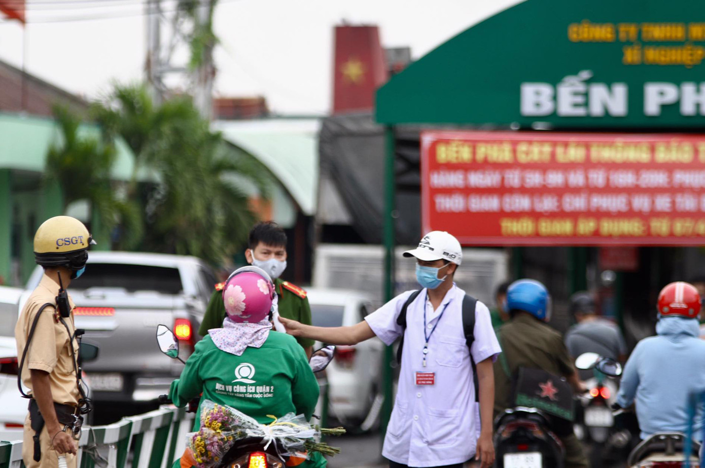 Chen chân qua phà Cát Lái trong ngày 'cách ly toàn xã hội' ảnh 3