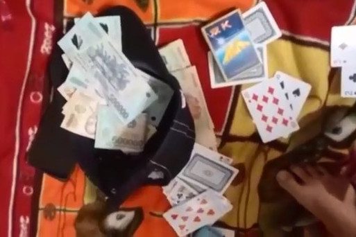 Bắt quả tang hàng chục con bạc tụ tập sát phạt trong ngày cách ly xã hội ảnh 1