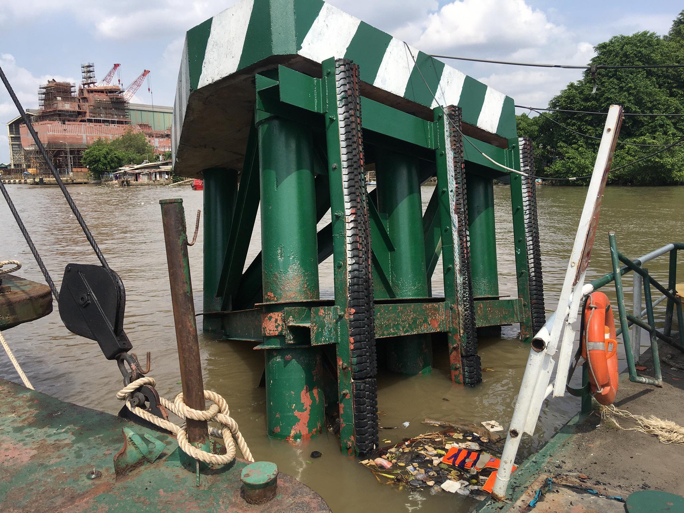 Tàu chở gần 200 container đâm hỏng trụ cầu phao phà Cát Lái ảnh 1