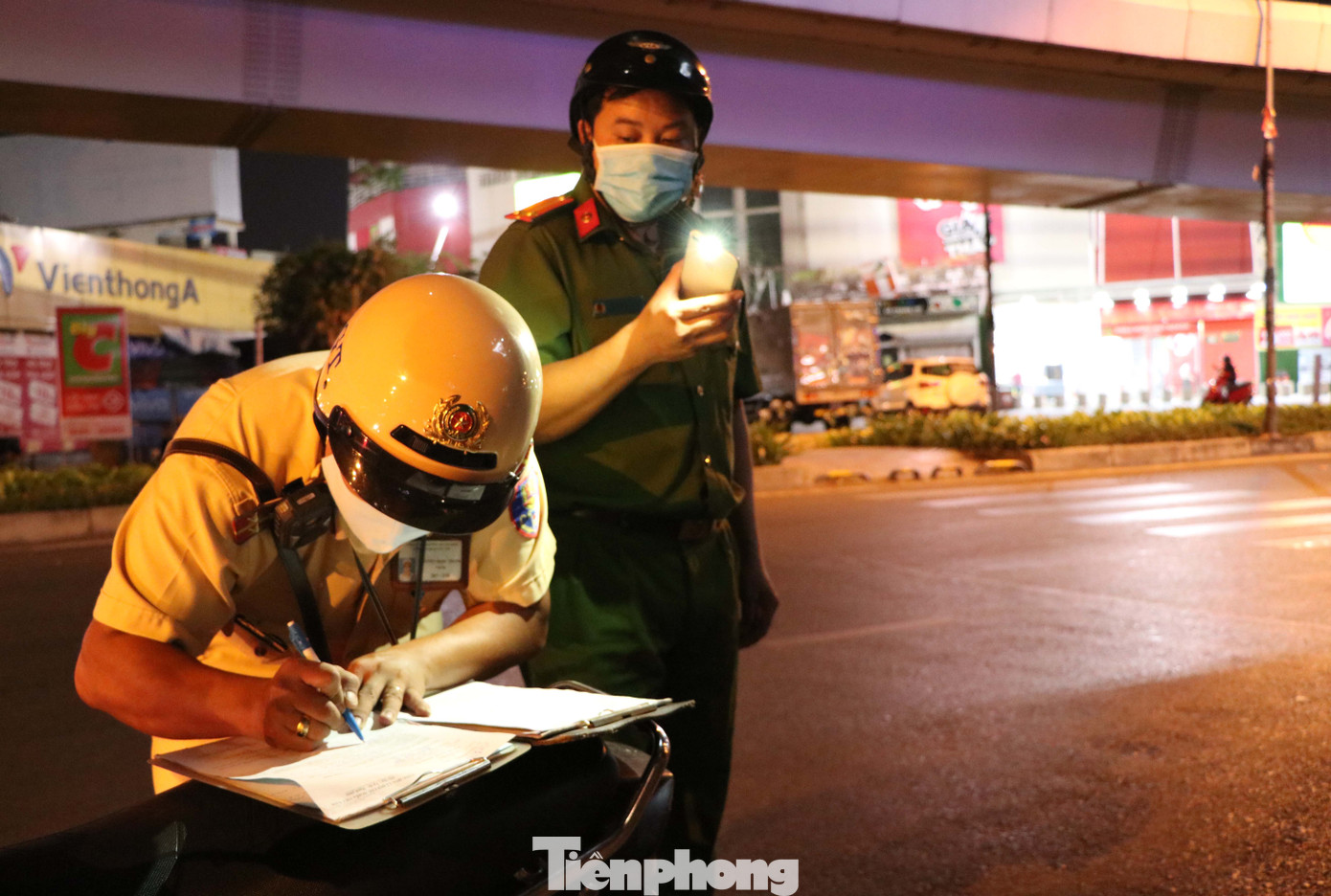 Xuyên đêm theo chân lực lượng 363 chống tội phạm mùa dịch COVID-19 ảnh 5