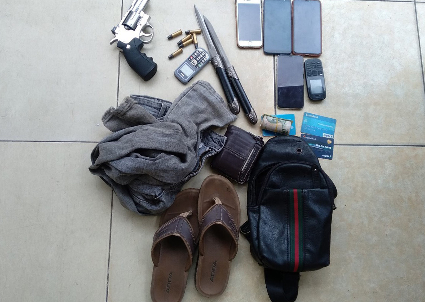 Nhóm dùng súng cướp cửa hàng Bách Hóa Xanh đã bàn bạc gì trước khi gây án? ảnh 2