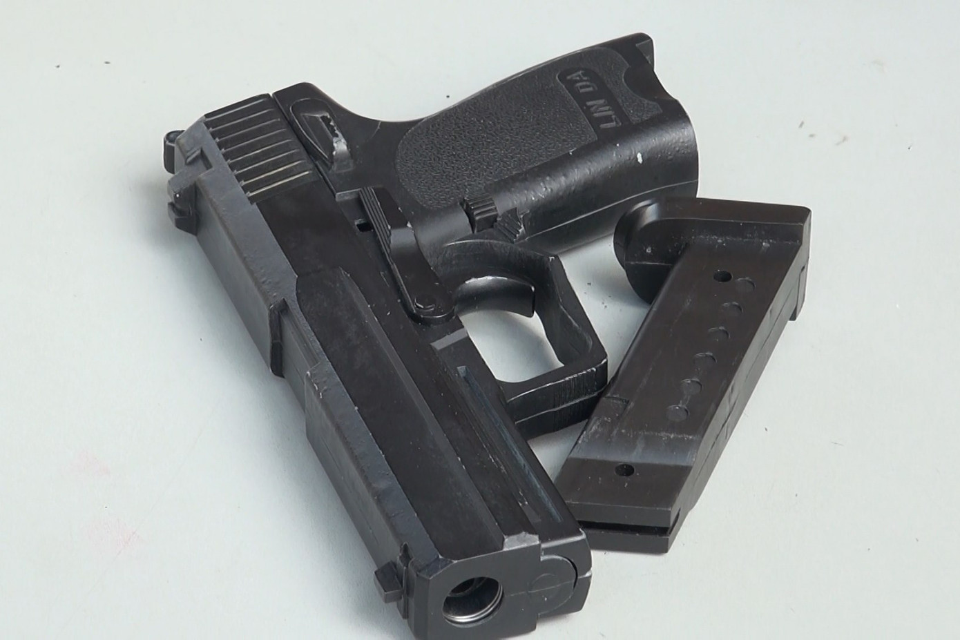 Người dân Sài Gòn 'rủ nhau' mang súng, vũ khí tự chế đến công an giao nộp ảnh 2