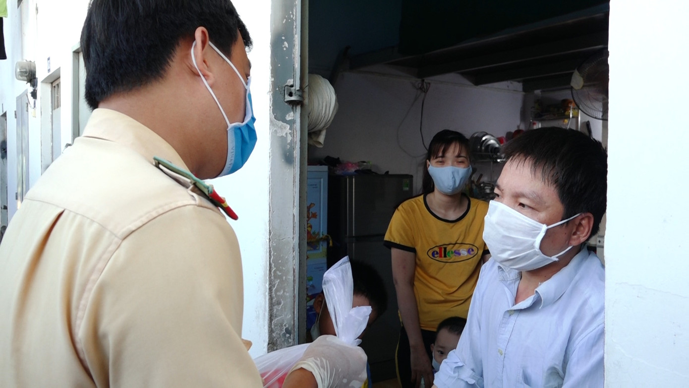 Cảnh sát giao thông tặng quà cho người bị ảnh hưởng COVID-19 ảnh 1