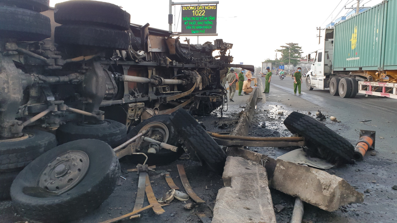 Xe ben bốc cháy ngùn ngụt sau khi lật nhào trên dải phân cách ở Sài Gòn ảnh 2