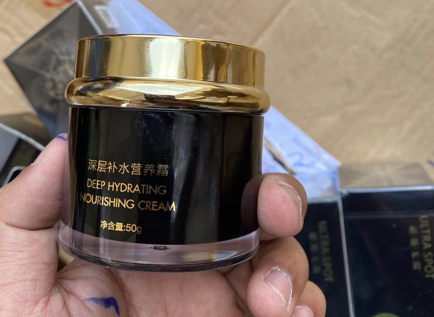 Phát hiện kho mỹ phẩm lậu 'khủng' ở TPHCM ảnh 1