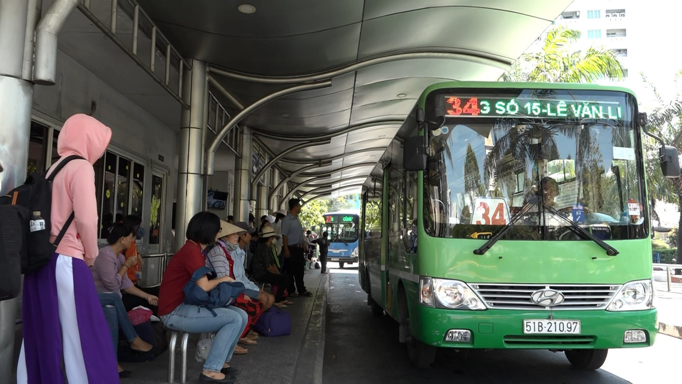 TPHCM cho phép taxi, xe khách hoạt động trở lại, xe buýt tiếp tục ngừng ảnh 1
