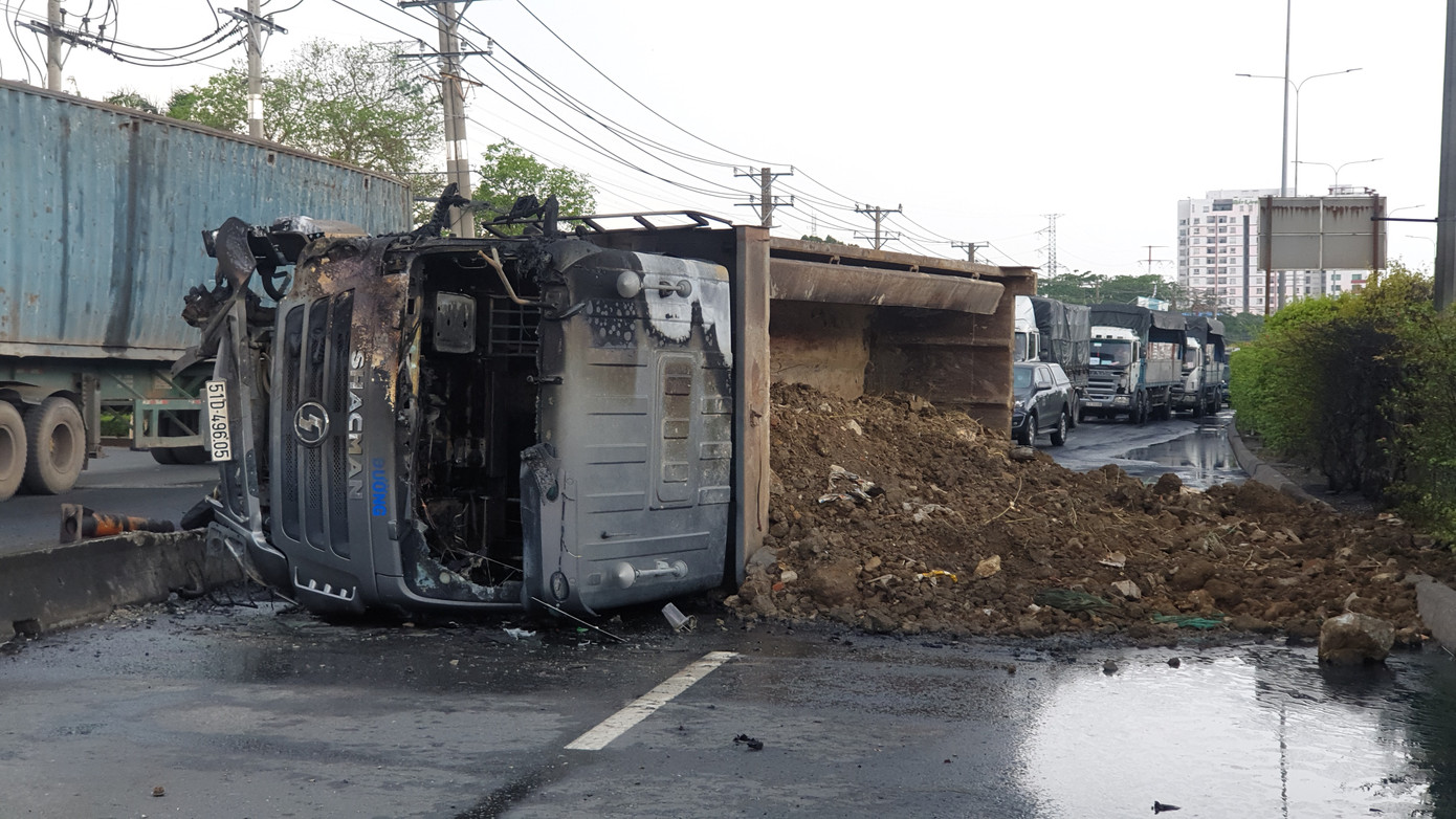Xe ben bốc cháy ngùn ngụt sau khi lật nhào trên dải phân cách ở Sài Gòn ảnh 1