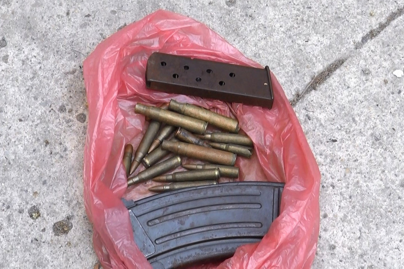 Người dân Sài Gòn 'rủ nhau' mang súng, vũ khí tự chế đến công an giao nộp ảnh 1