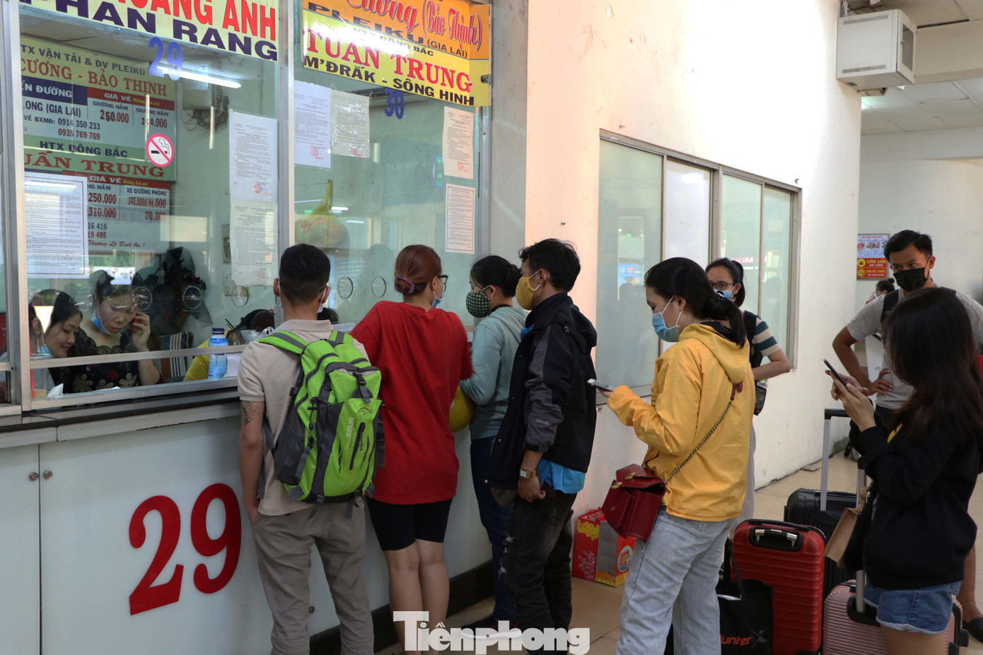 Người dân ùn ùn về quê nghỉ lễ 30/4, bến xe lớn nhất Sài Gòn đông nghẹt người ảnh 4