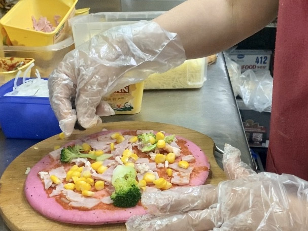 Pizza giải cứu thanh long đắt hàng tại Hà Nội ảnh 8