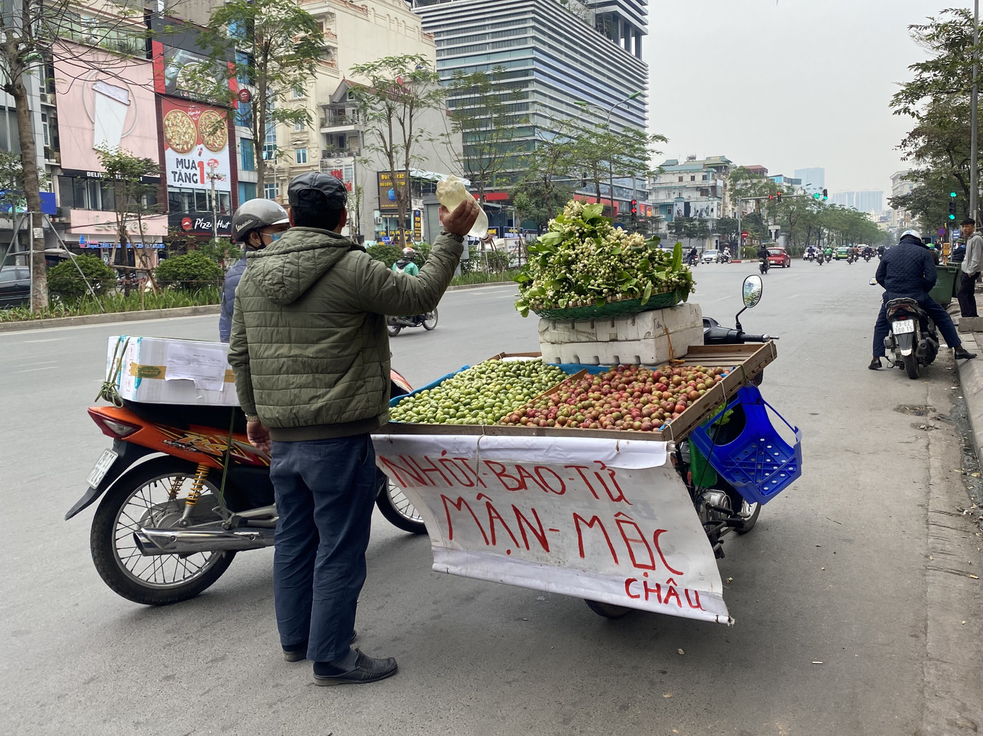 Hoa bưởi thơm ngát các con phố, giá tới nửa triệu đồng/kg ảnh 6