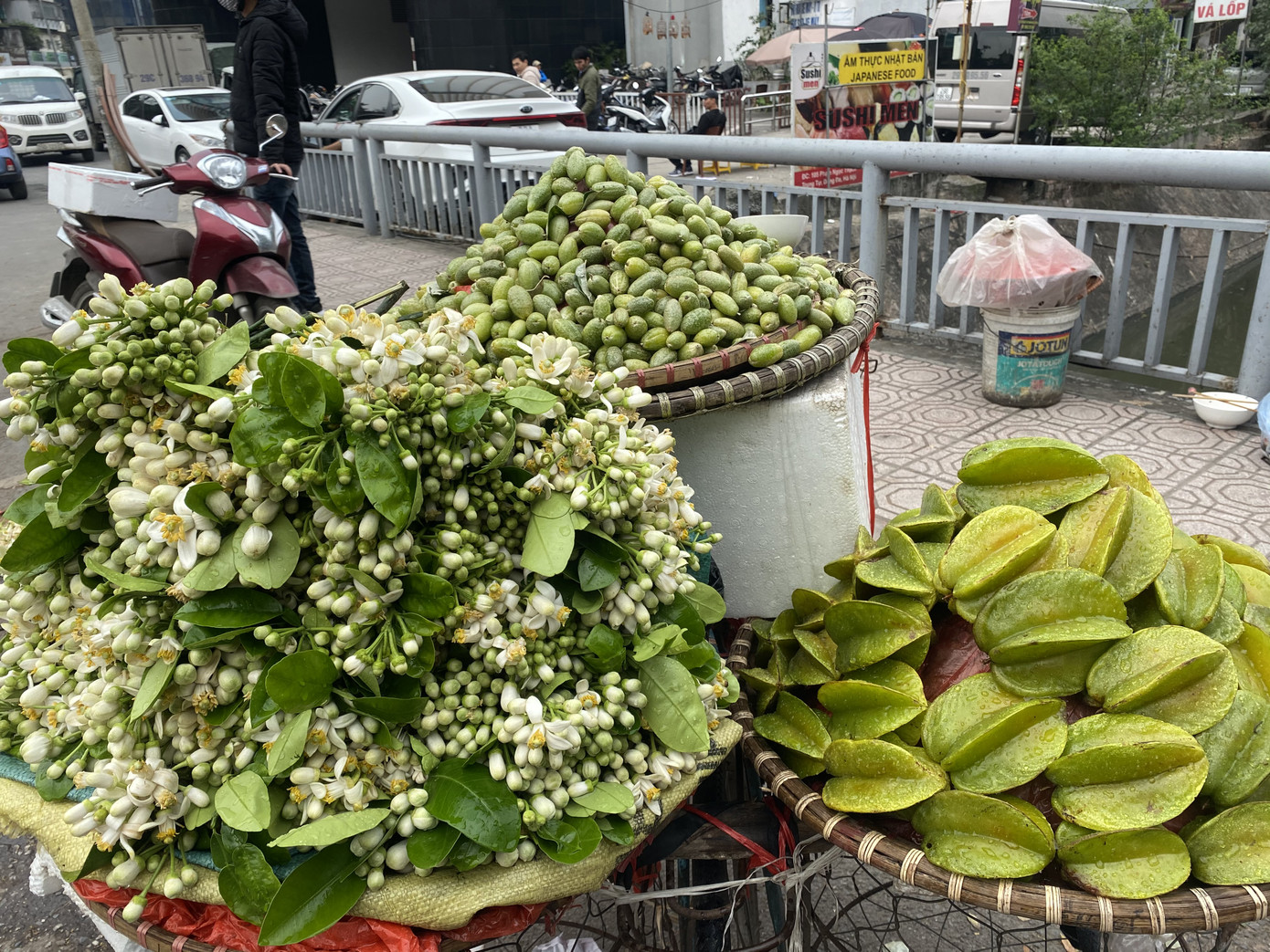 Hoa bưởi thơm ngát các con phố, giá tới nửa triệu đồng/kg ảnh 5