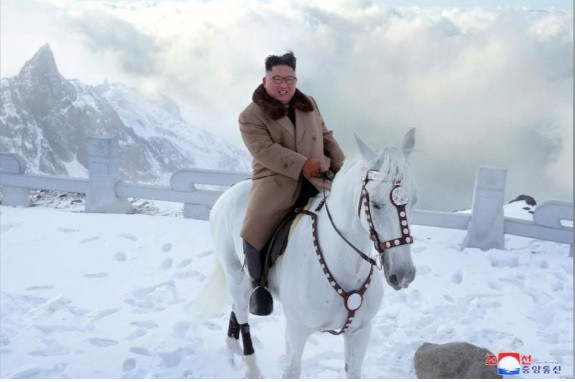 Ông Kim Jong Un lại cưỡi ngựa trắng lên đỉnh núi thiêng, Triều Tiên sắp có biến? ảnh 2