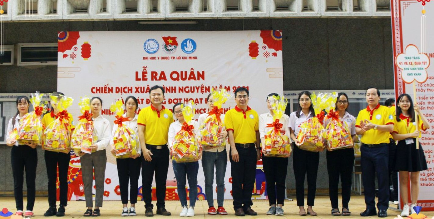 Tặng vé xe và quà cho sinh viên khó khăn đón Tết ảnh 1