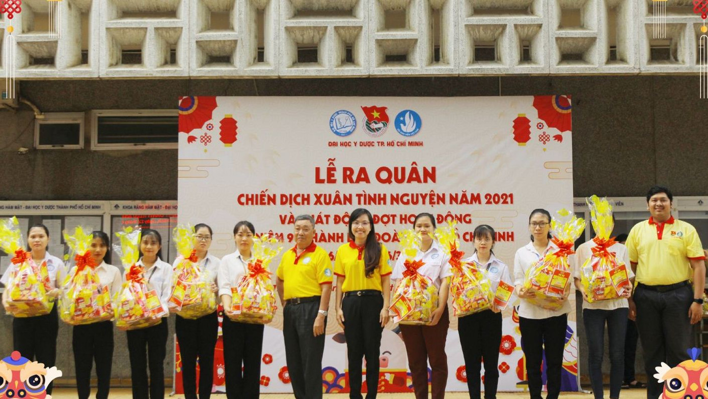 Tặng vé xe và quà cho sinh viên khó khăn đón Tết ảnh 2