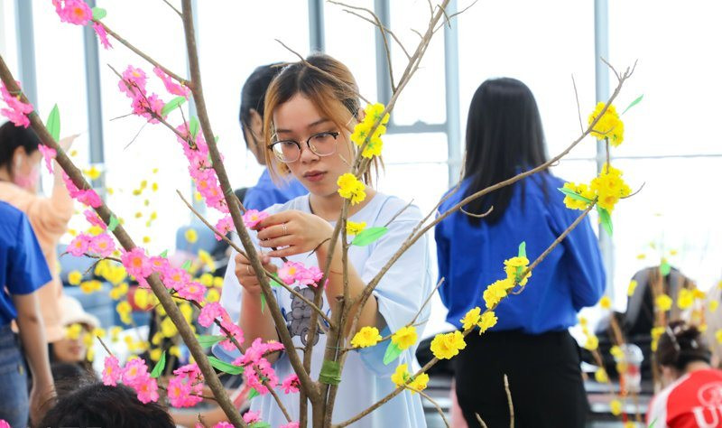 Sinh viên trổ tài trang trí mai, đào ngày Tết ảnh 1
