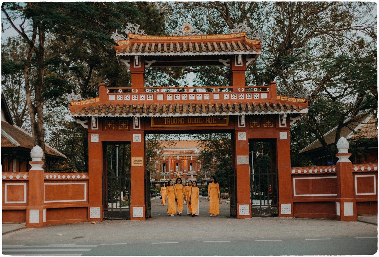 Vẻ đẹp mơ màng của nữ sinh Huế giữa mùa hoa điệp anh đào ảnh 1