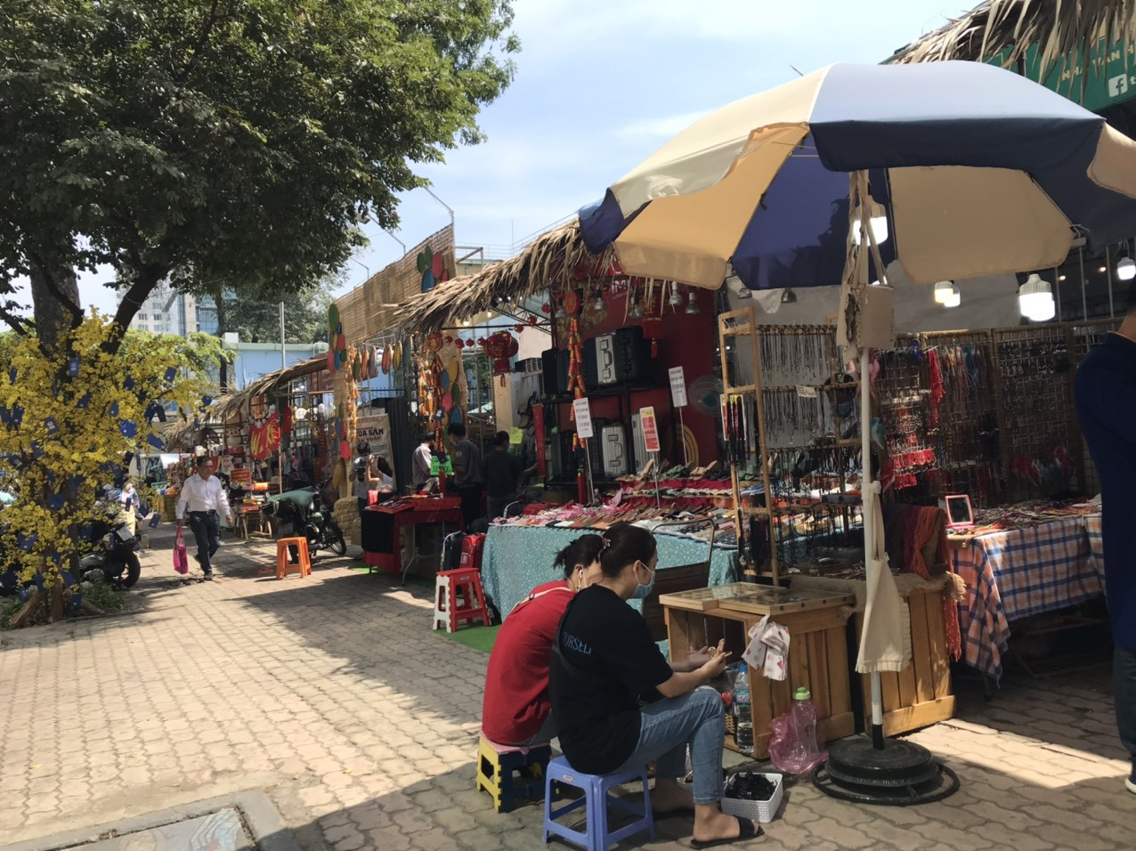 Lo ngại dịch bệnh, "phố ông đồ" tại TP. HCM vắng bóng người trẻ ảnh 23
