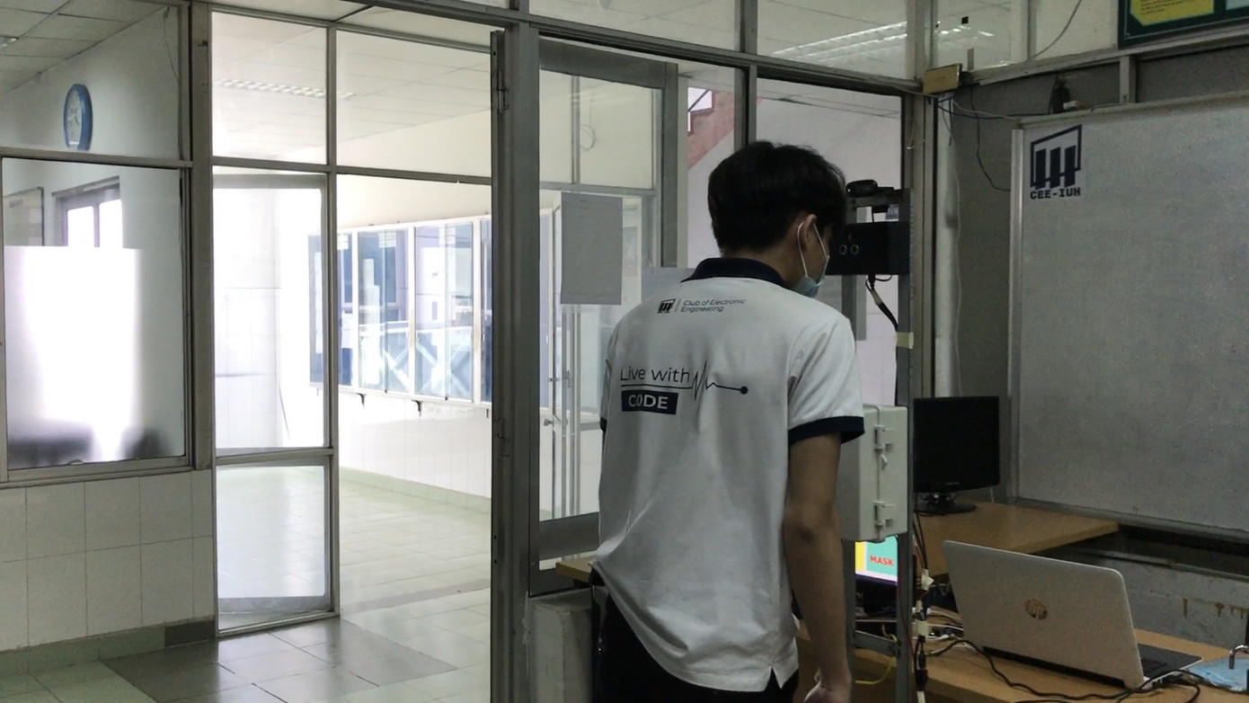 Sinh viên chế máy nhắc đeo khẩu trang và đo thân nhiệt không tiếp xúc ảnh 3