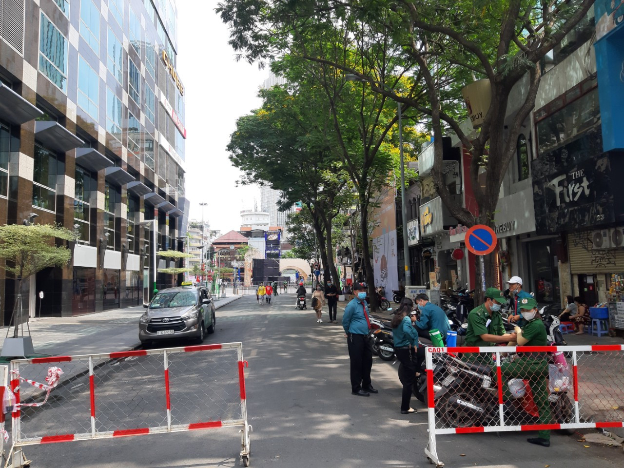 Đi Đường hoa Nguyễn Huệ, bạn trẻ phải đeo khẩu trang chụp hình và xếp hàng đo thân nhiệt ảnh 7