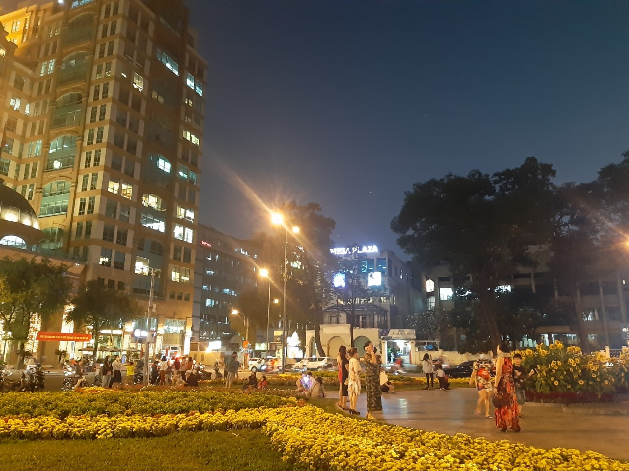 TP. HCM: Hàng quán bắt đầu nhộn nhịp trở lại ảnh 4