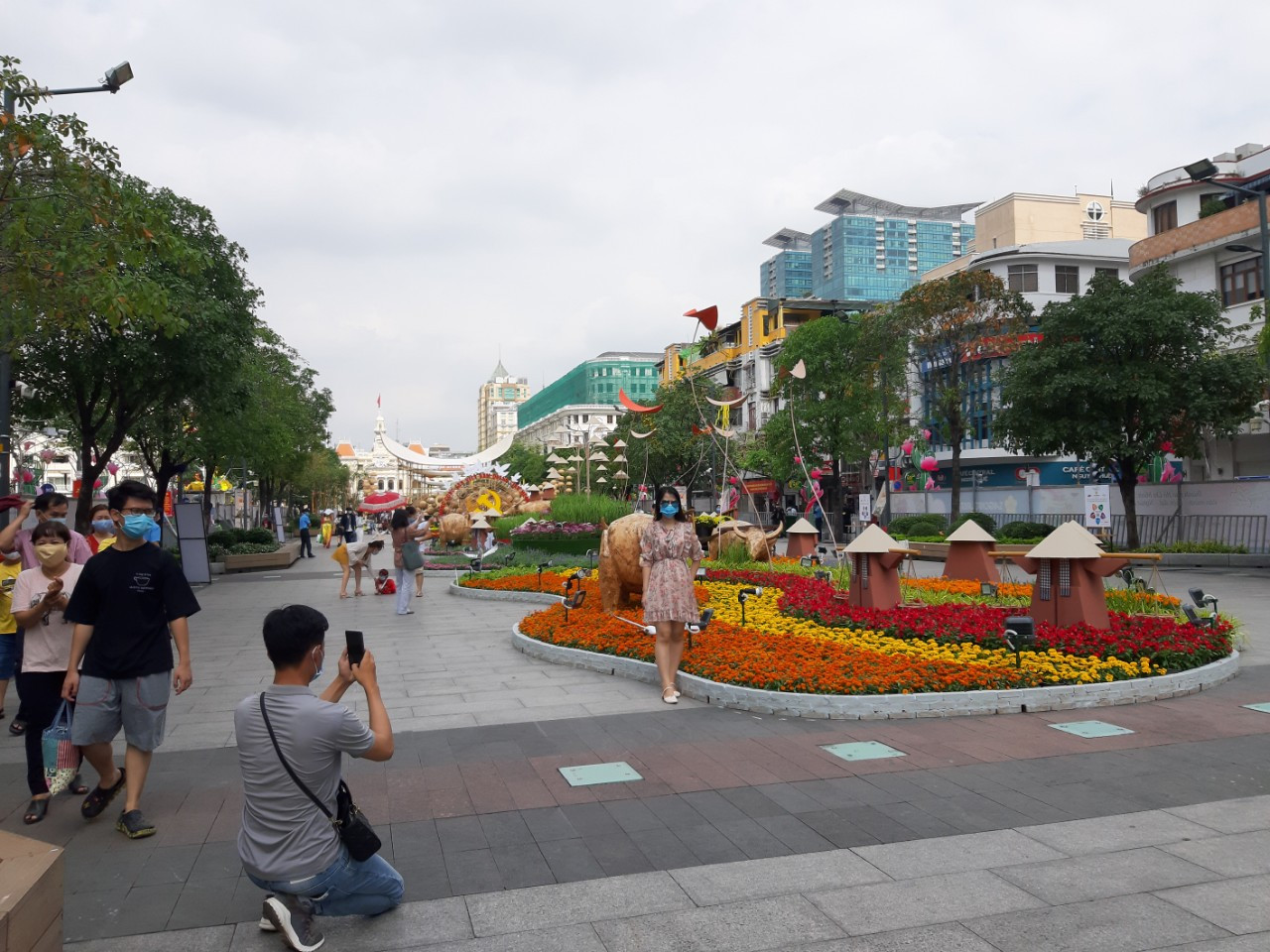 Đi Đường hoa Nguyễn Huệ, bạn trẻ phải đeo khẩu trang chụp hình và xếp hàng đo thân nhiệt ảnh 2