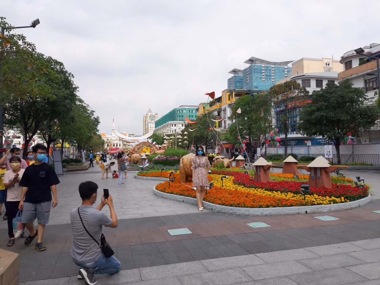 Đi Đường hoa Nguyễn Huệ, bạn trẻ phải đeo khẩu trang chụp hình và xếp hàng đo thân nhiệt ảnh 2