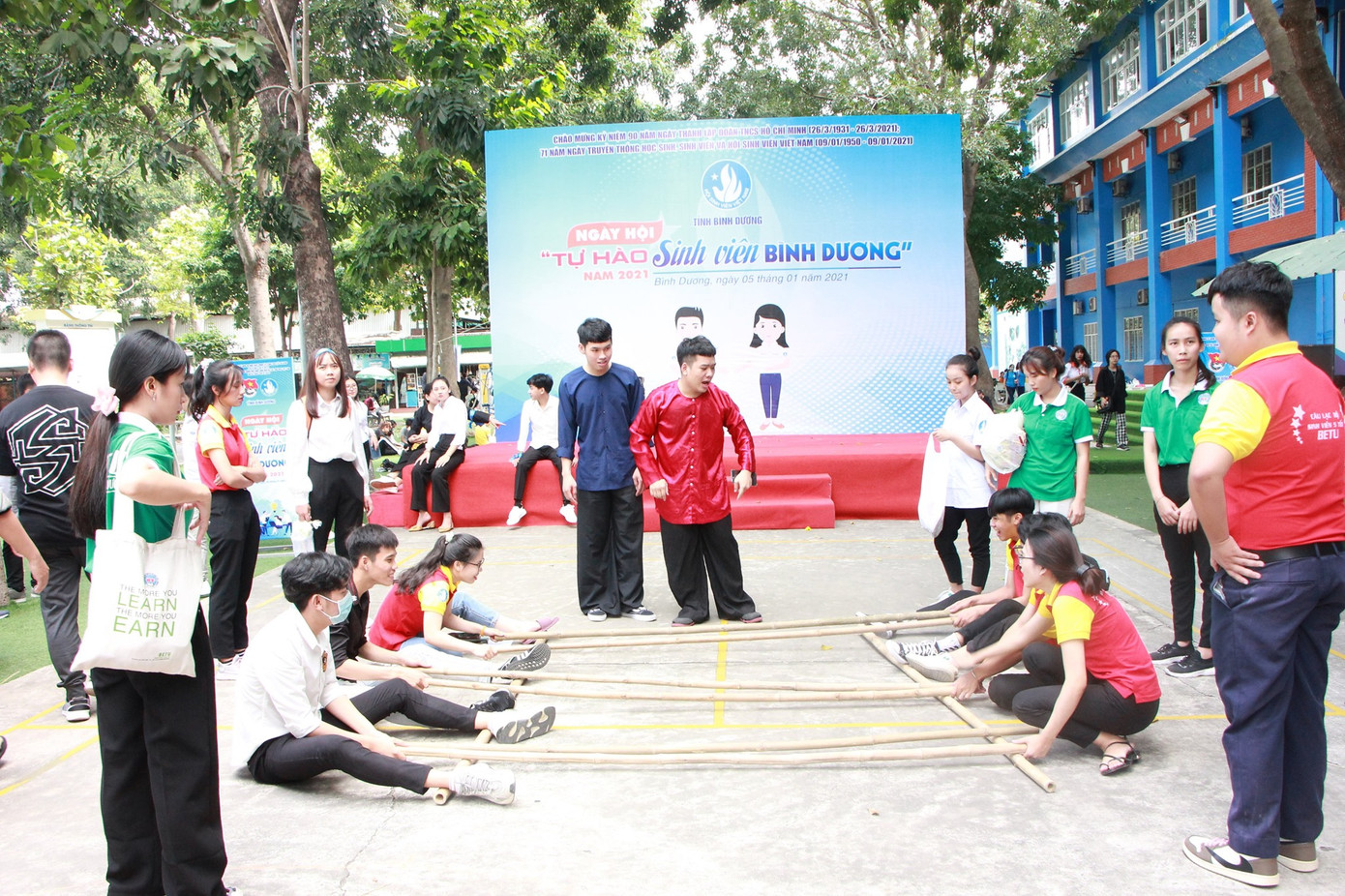 Bình Dương tổ chức nhiều hoạt động chào mừng 71 năm Ngày truyền thống Học sinh, sinh viên ảnh 1